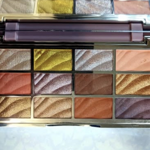 Iconic London Makeup Set - Picture 5 of 11